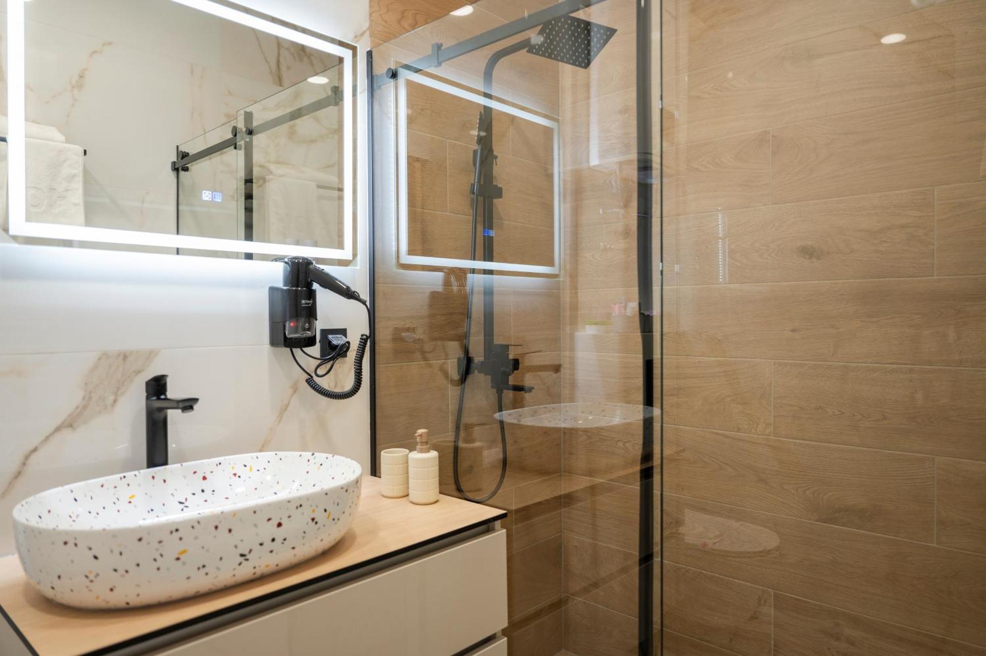 Bella Suites - Garage Parking-Additional Payment-2Min From Apartments Apartman *
